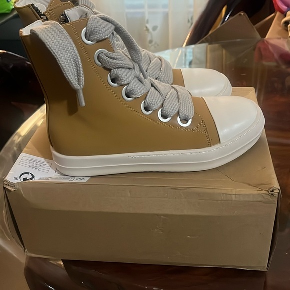 Alan Vincent size 39 New with out tag, closet, clean out sale. - Picture 1 of 12